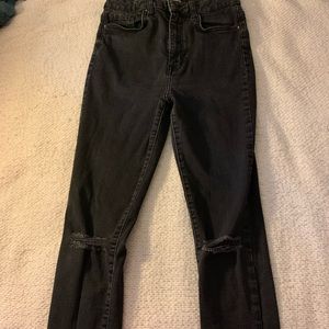 BLACK HIGH-RISE JEANS